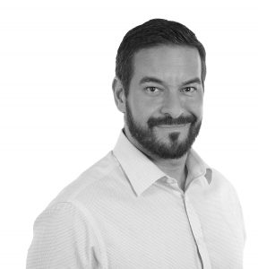 maciejewski-side-nojacket-greyscale